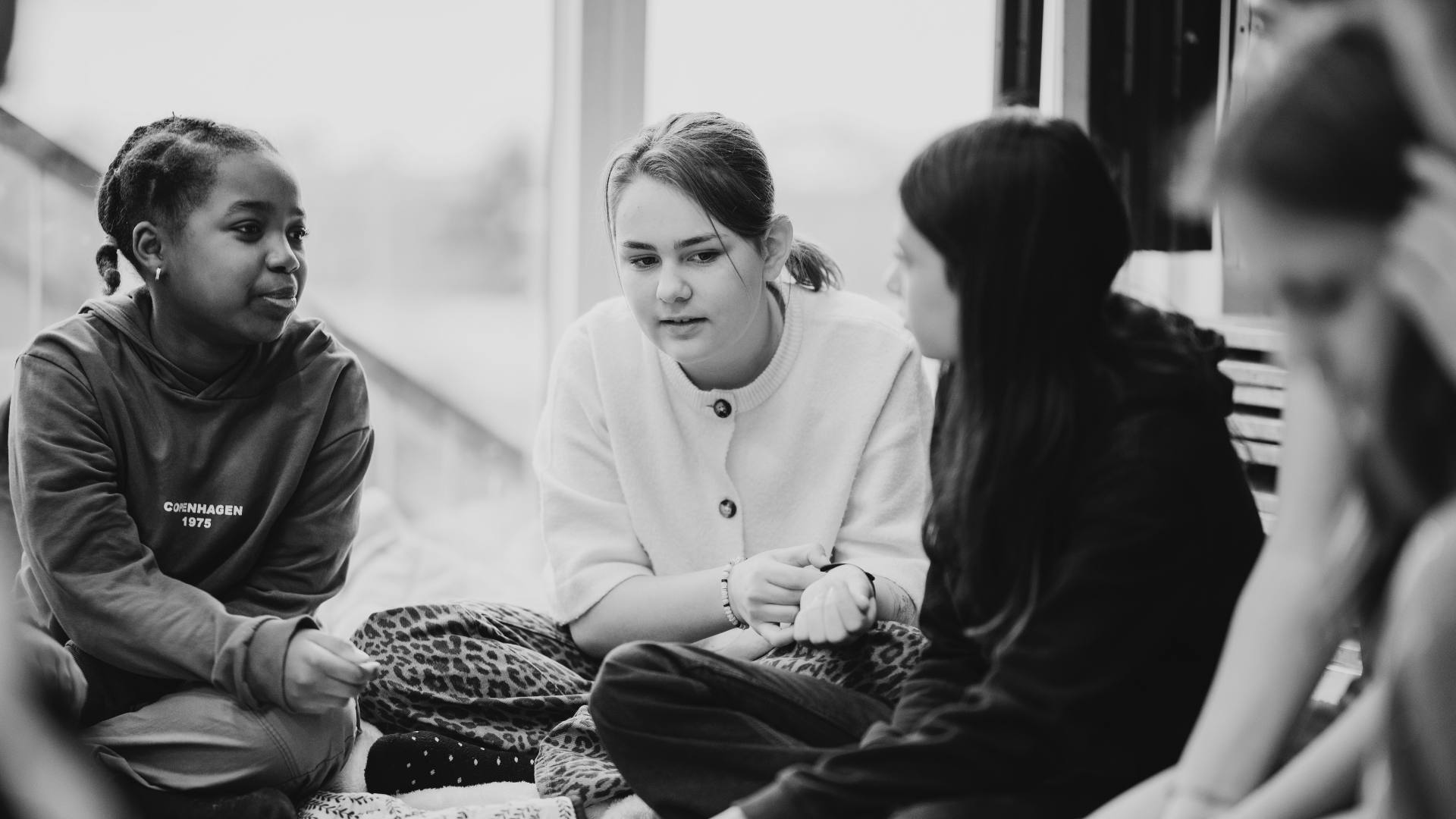 RKE elever sidder sammen og diskuterer forskellige emner