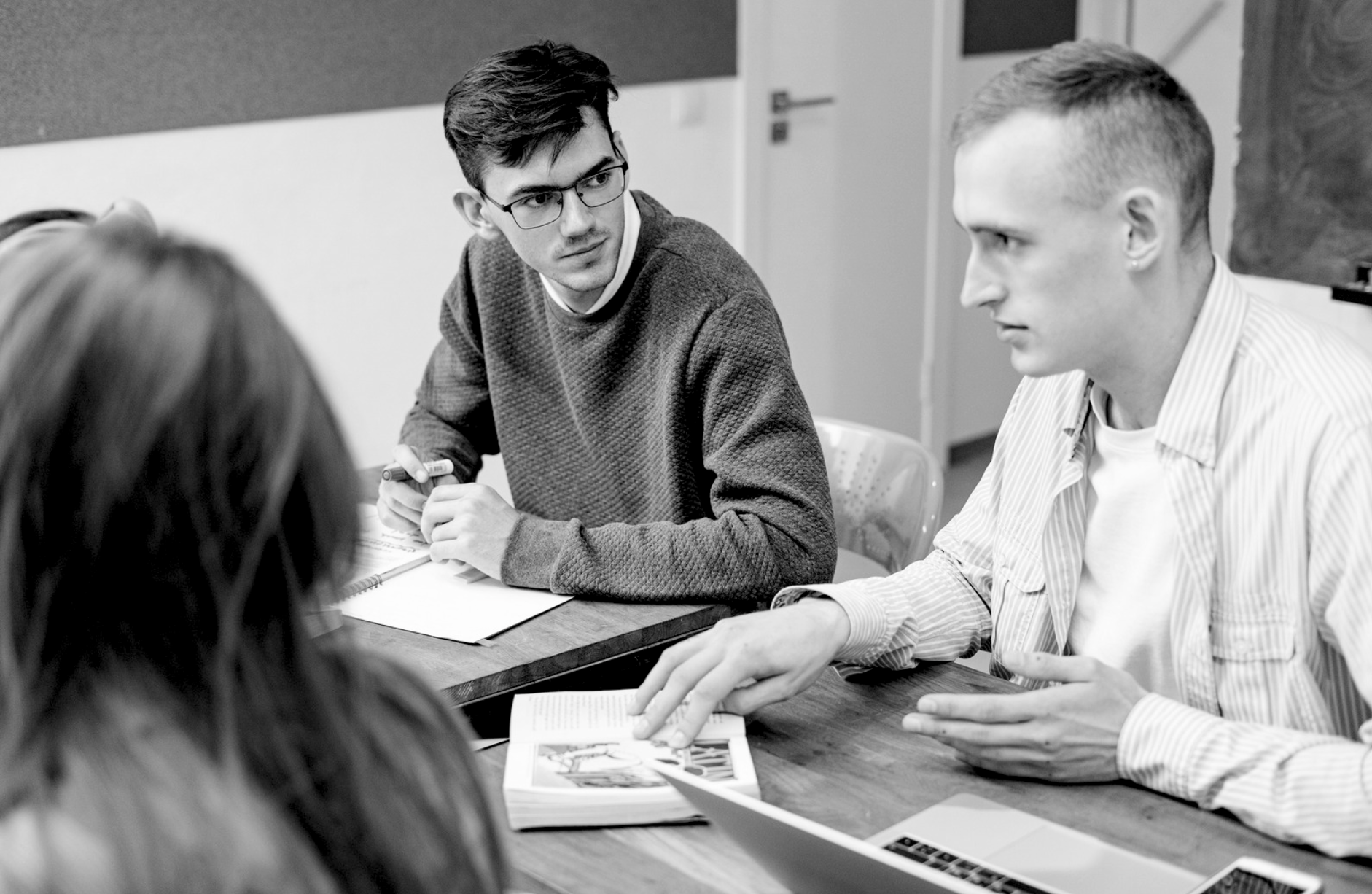 Elever arbejder sammen i skolen